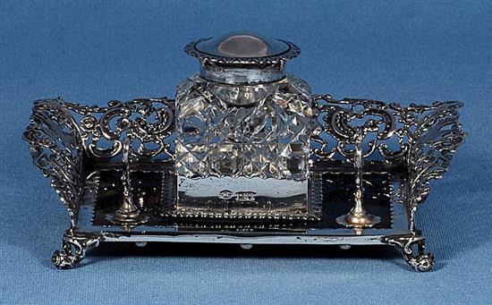 A good Edwardian silver and tortoiseshell inkstand, Length approx 6 ½”/164mm Depth approx 5”/125mm Weight base only 7.7oz/219grms.